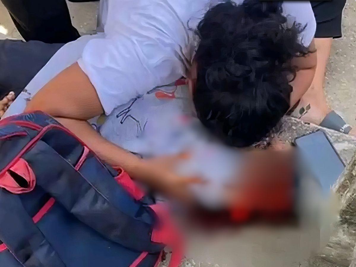 Quedaron atrapados en la mototaxi: momento en que rescataron a niños accidentados en Omoa