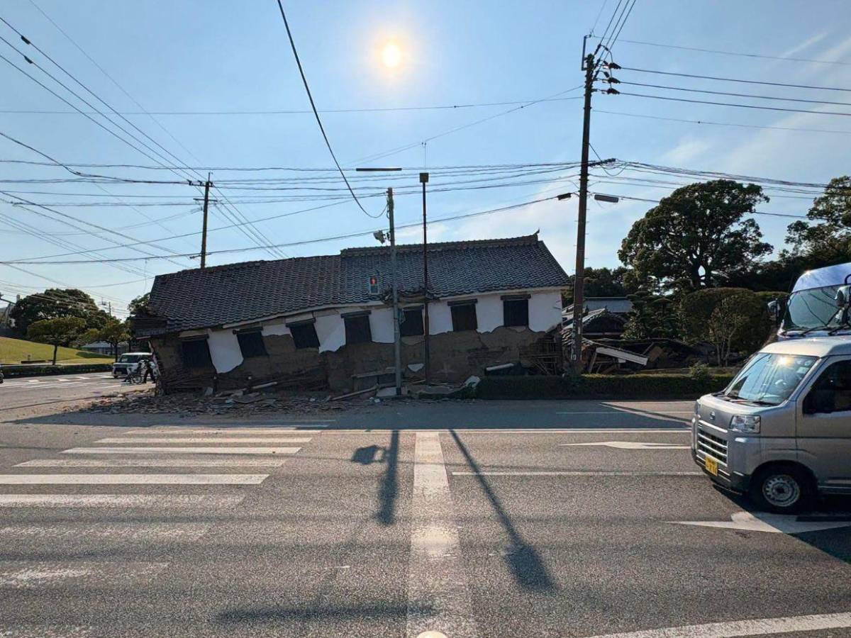 Derrumbes, carreteras dañadas y personas atrapadas: caos tras sismo en Japón