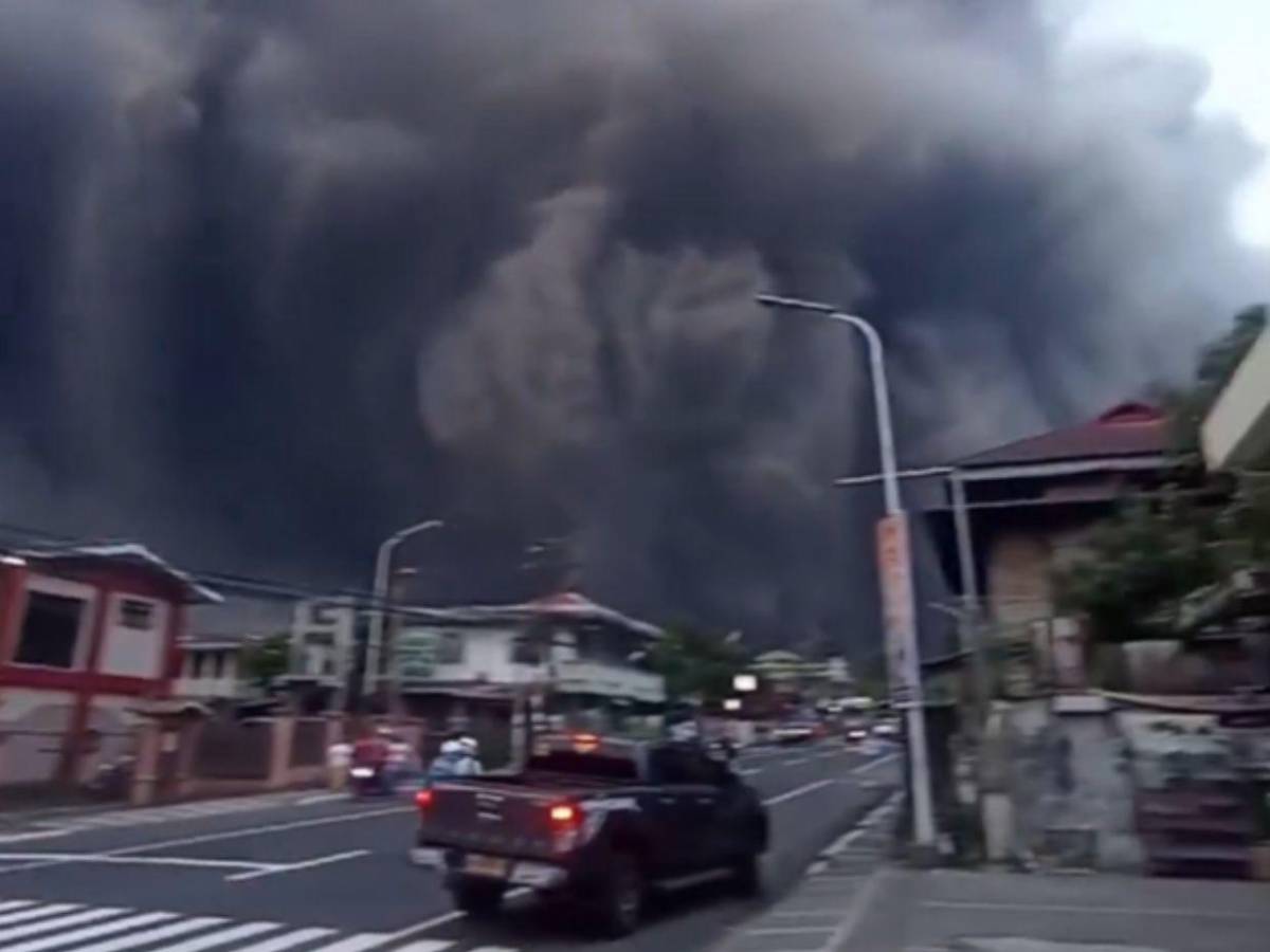Imágenes de la actividad del volcán Mayón: Evacuan a 1,500 familias en Filipinas