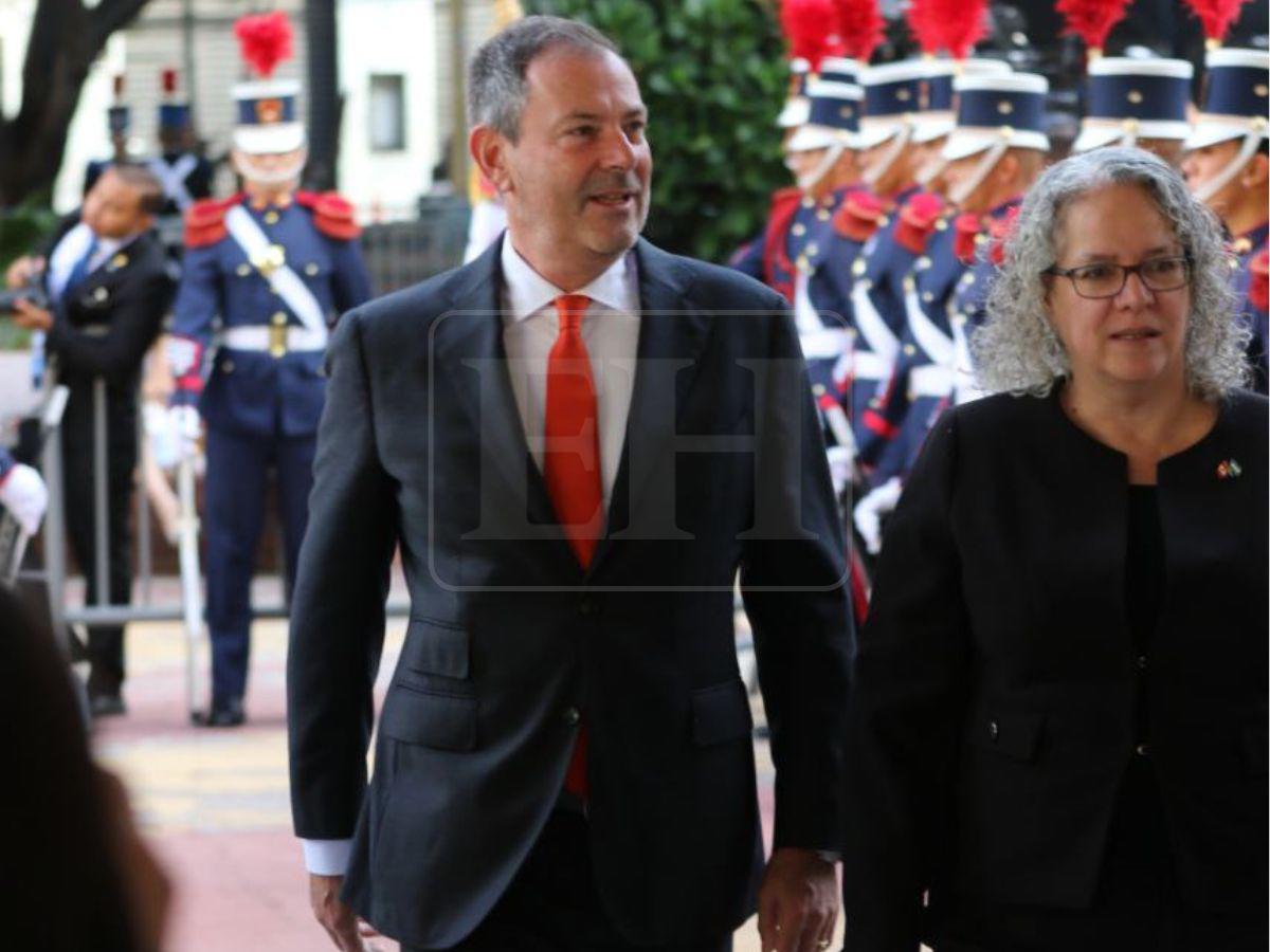 Diplomáticos, funcionarios y otras personalidades presentes en la toma de posesión de Nasry Asfura