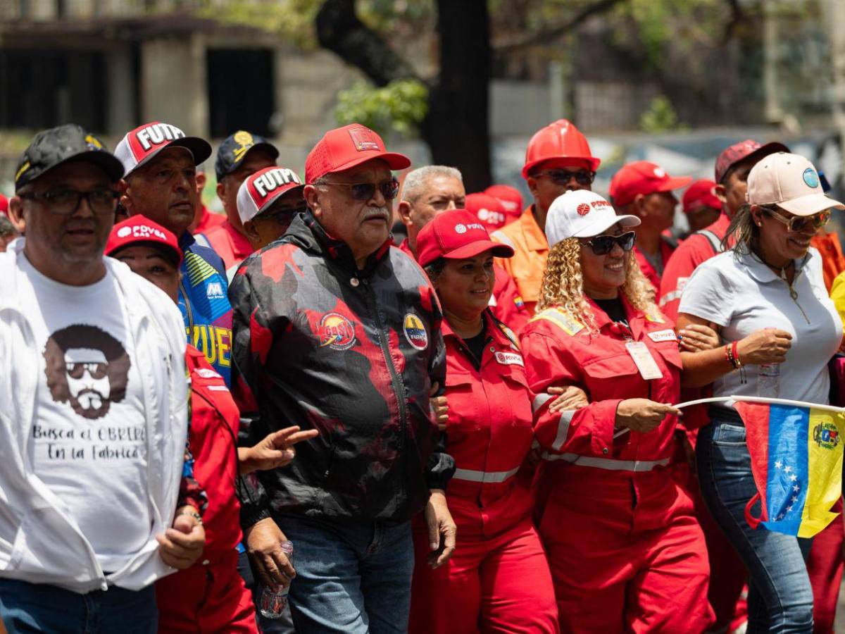 Con fotos de Maduro y pidiendo un salario digno: venezolanos conmemoran el Día del Trabajador