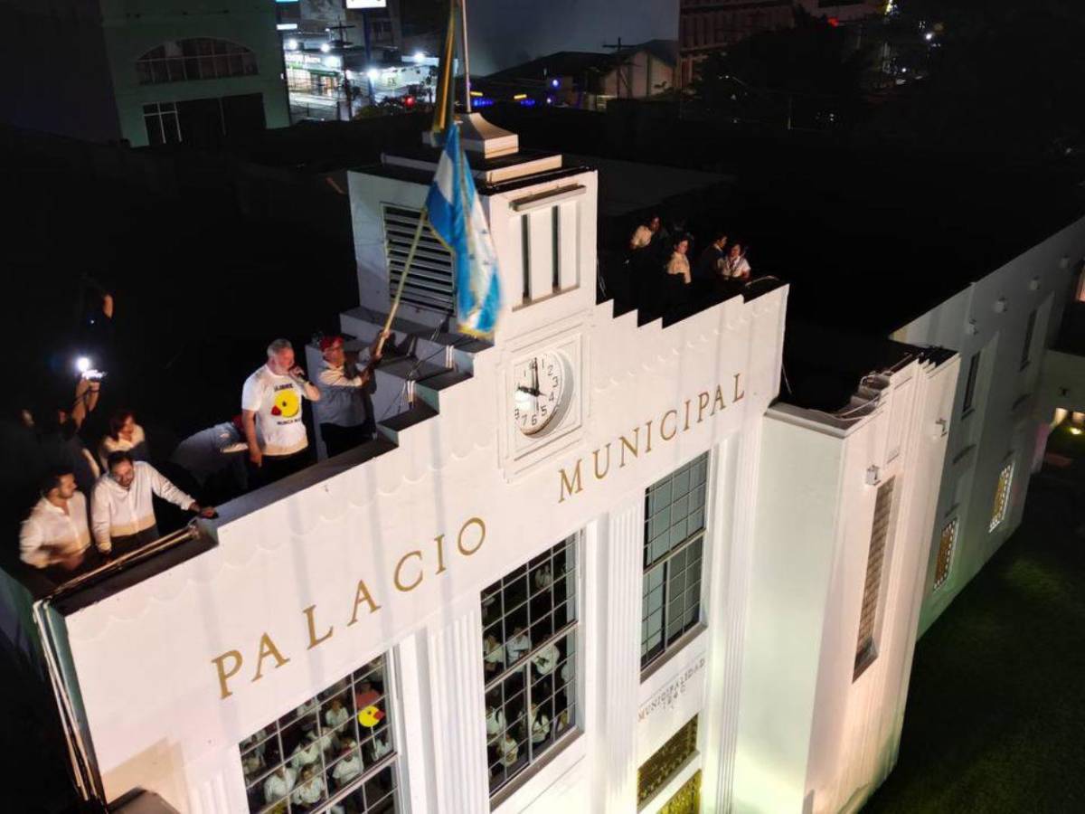 Sampedranos llegan al Palacio Municipal para mostrar su apoyo a Roberto Contreras