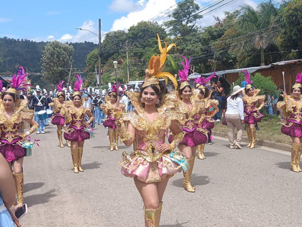 Palillonas del Instituto Cosme García de Danlí vuelven a deslumbrar en los desfiles patrios