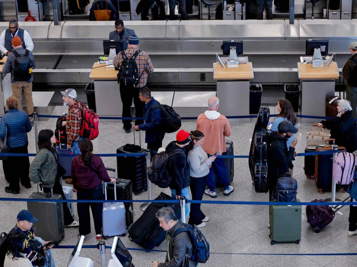 Trump amenaza con reducir el sueldo a los controladores aéreos ausentes por cierre federal