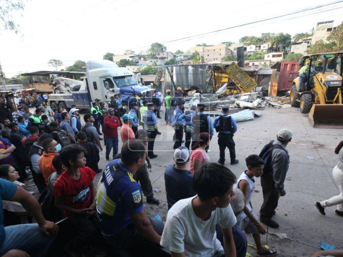 Retiran escombros y quitan volqueta de la zona del accidente en Villa Nueva