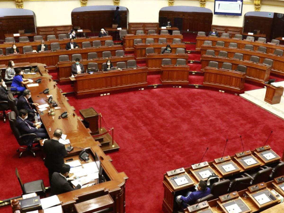 Legisladores peruanos convocan a sesión pese a disolución del Congreso