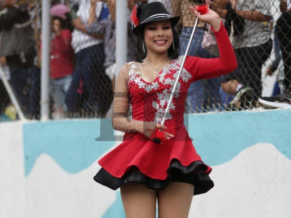 El rojo brilló en los desfiles patrios: los atuendos que marcaron tendencia este 2025