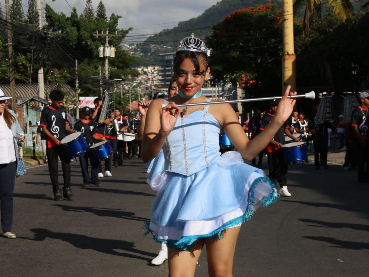 ¡Diversidad de trajes! Ellas llenaron los desfiles de color, elegancia y orgullo patrio