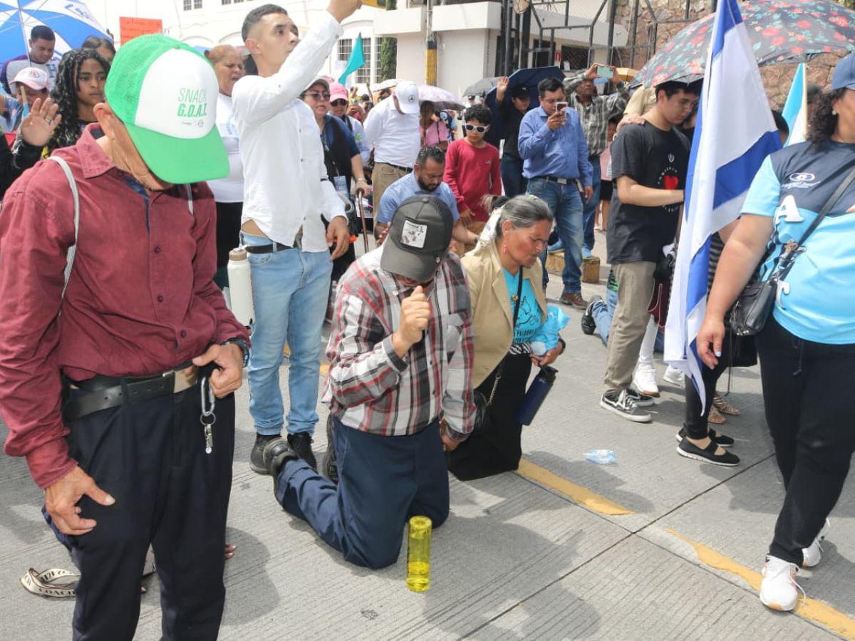Día de la Biblia: Cientos de hondureños desfilan por el bulevar Suyapa en Tegucigalpa