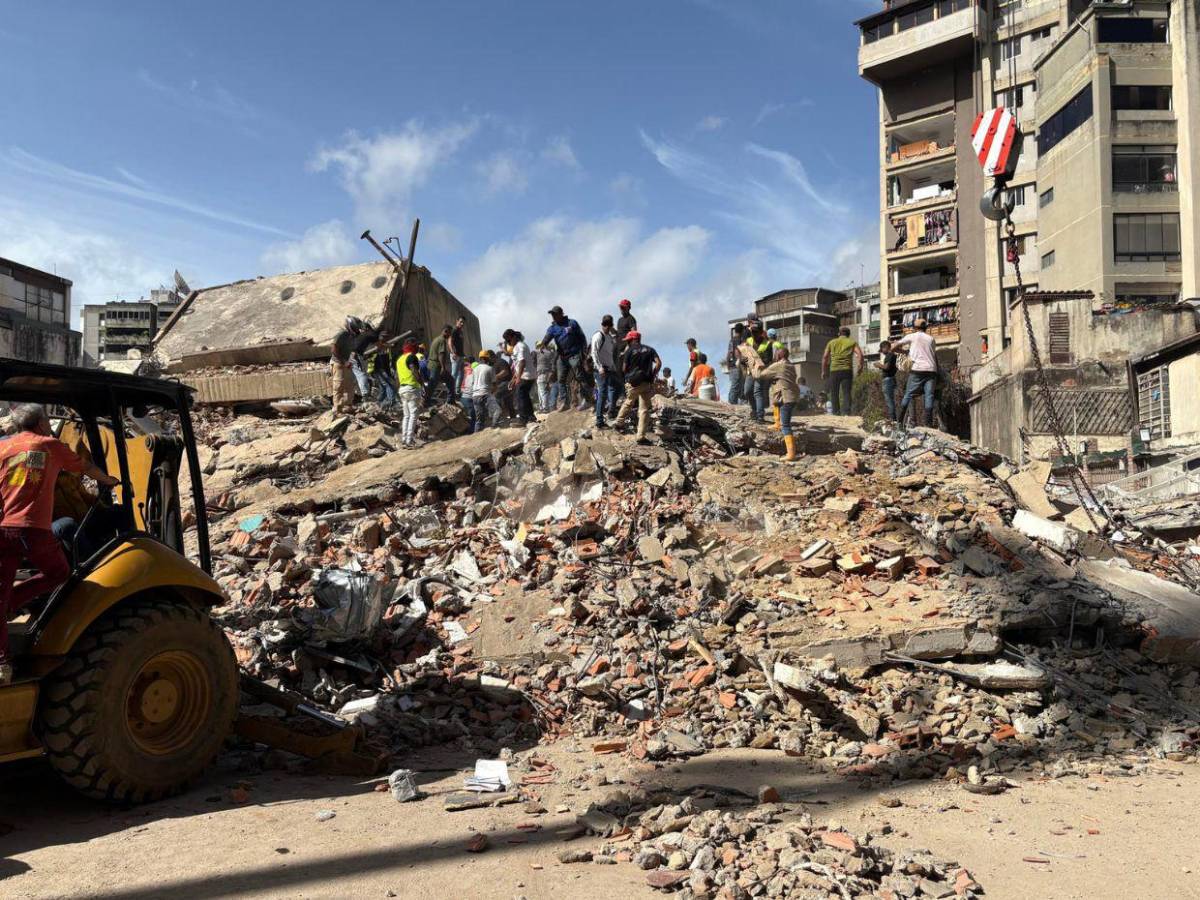 Bajo escombros buscan en Caracas a más víctimas tras los terremotos en Venezuela