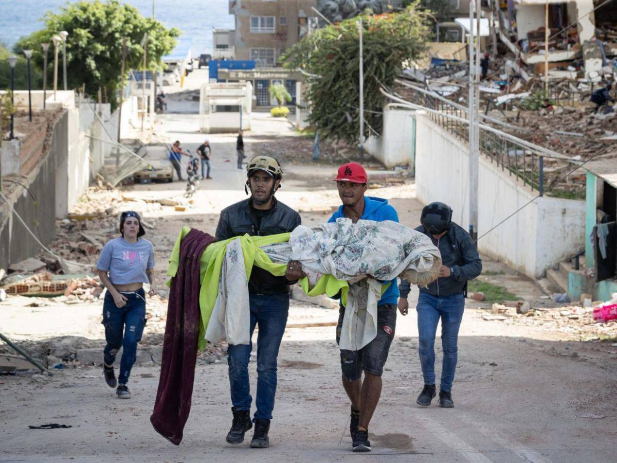 Olores de putrefacción comienzan a sentirse: cadáveres siguen bajo los escombros tras terremotos en Venezuela