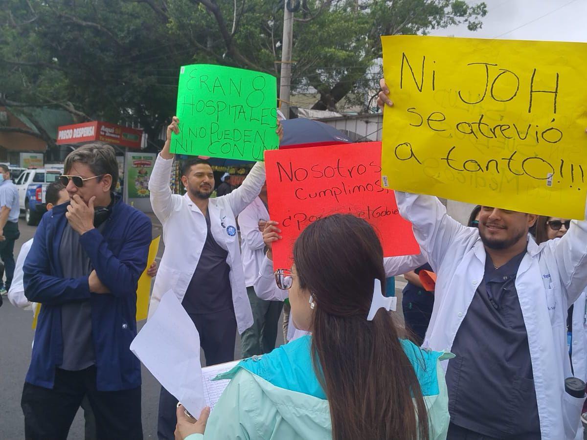 “Ni JOH se atrevió a tanto”: médicos en protestas por falta de pagos envían fuertes mensajes