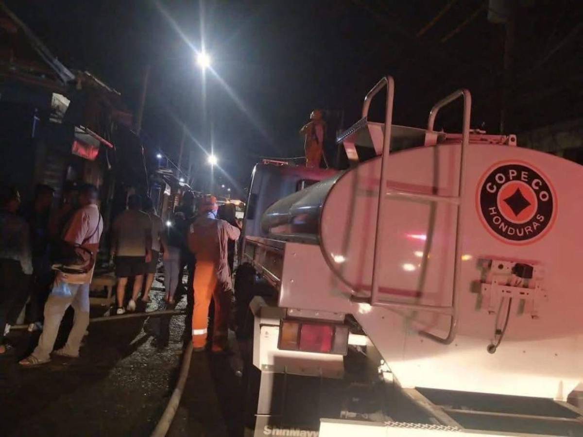 Bomberos heridos, negocios en cenizas y pérdidas cuantiosas: incendio en el mercado Galindo