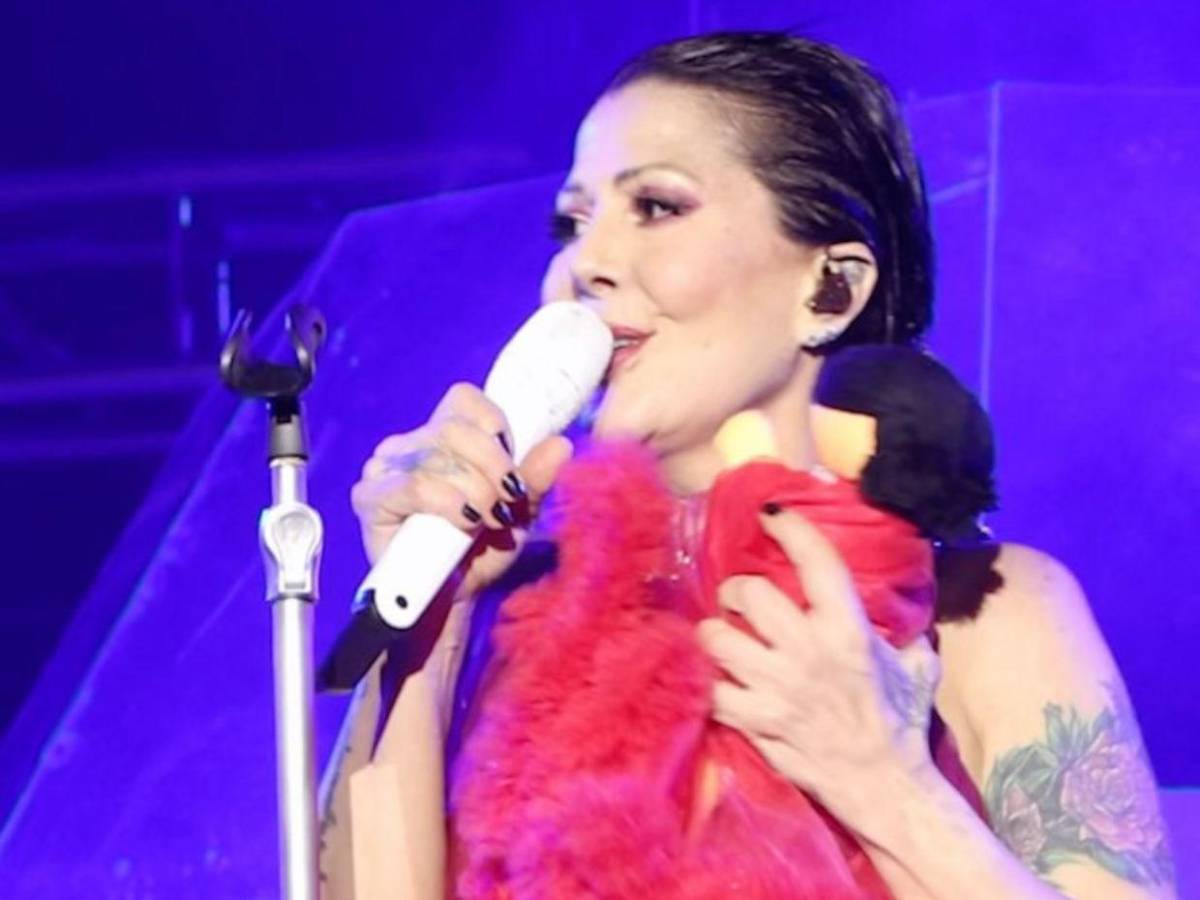 No me puedo parar, Alejandra Guzmán sufre nueva dislocación de cadera sobre el escenario
