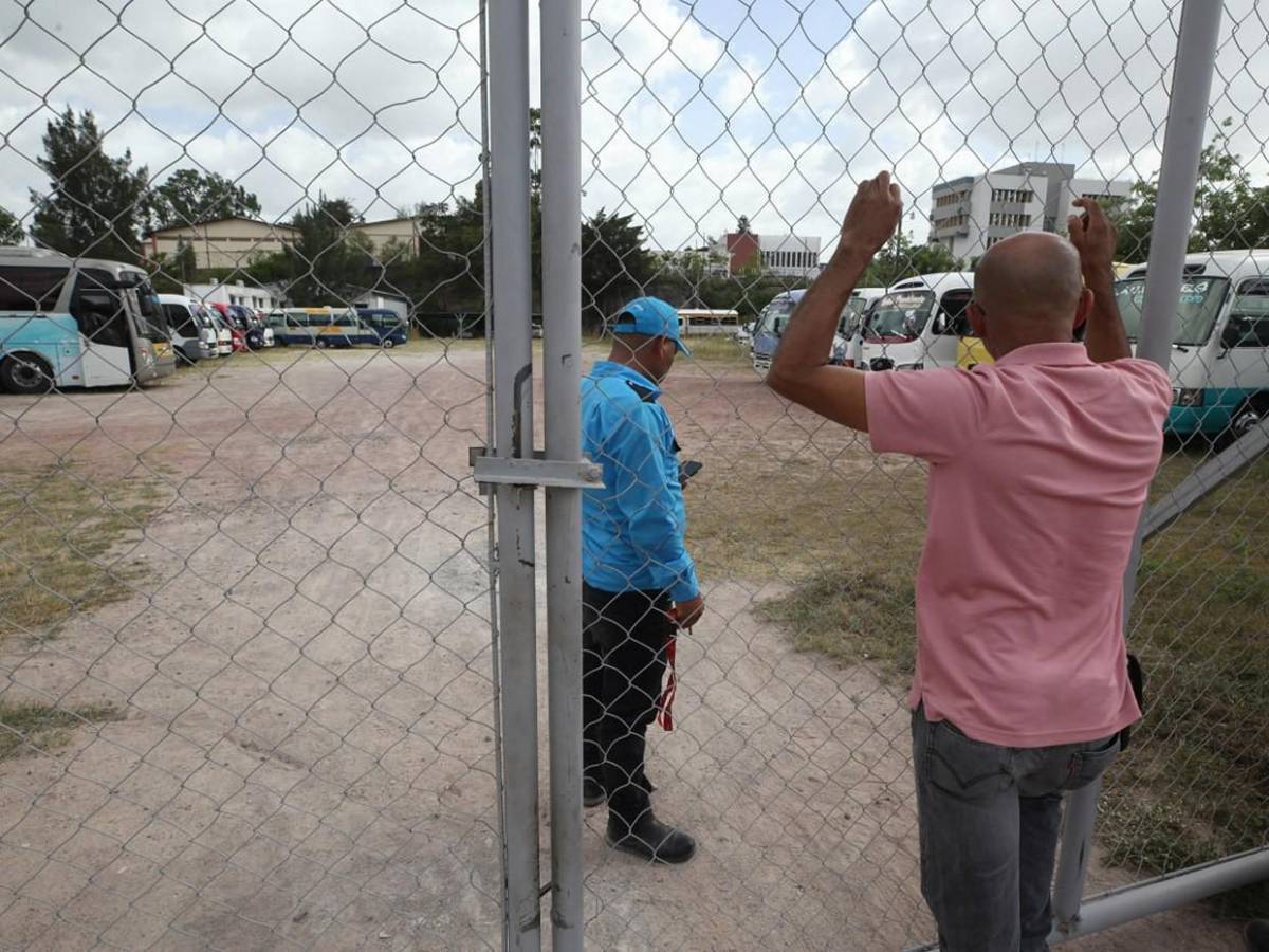 Buses siguen retenidos por IHTT a un día de caminata de iglesias en Tegucigalpa
