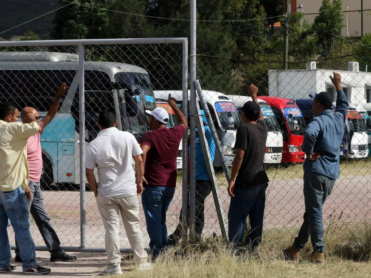 Buses siguen retenidos por IHTT a un día de caminata de iglesias en Tegucigalpa