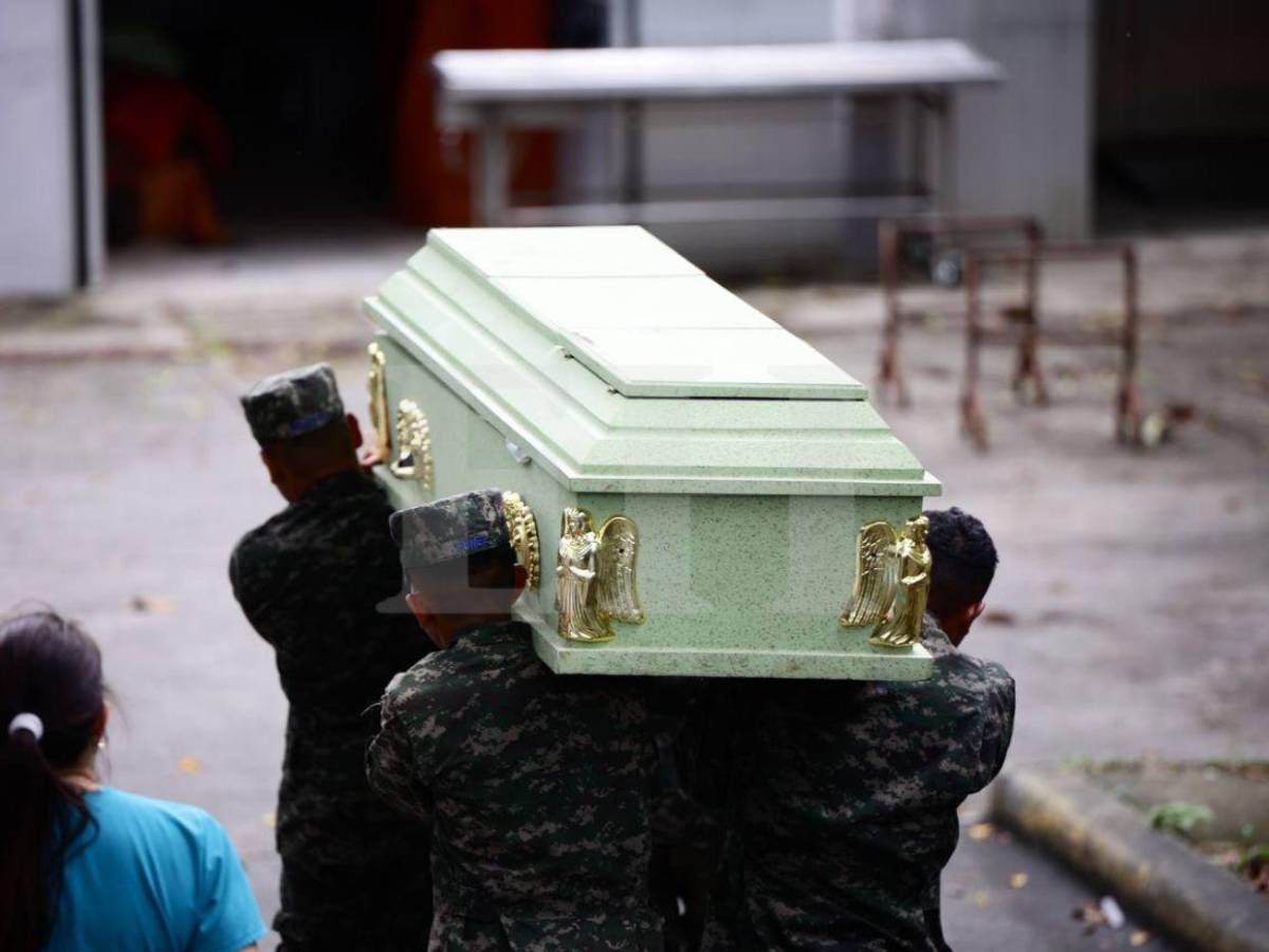 Así fue el traslado de los primeros cadáveres del accidente de Roatán