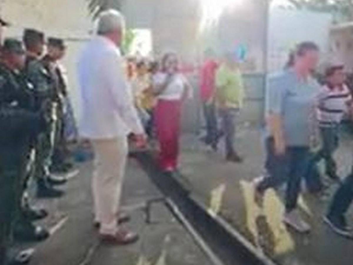 Roberto Contreras golpea portón de centro de votación que tardó en abrir urnas