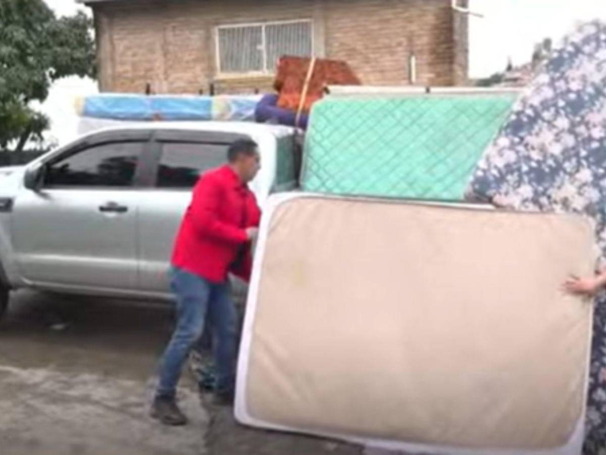 Sin casas ni lugar donde albergar: vecinos evacuan El Reparto tras derrumbe de sus casas
