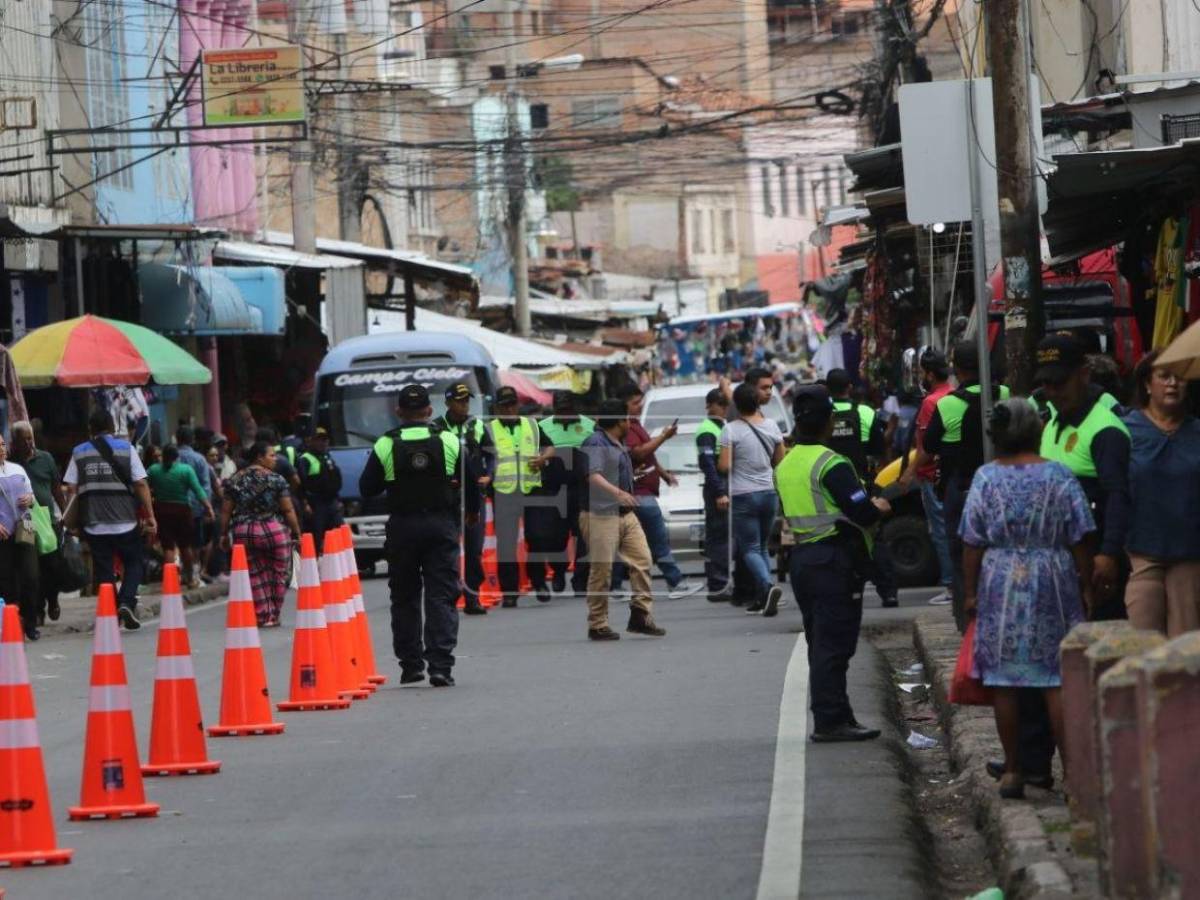 ¡Despejadas! AMDC libera aceras de la cuarta avenida de Comayagüela