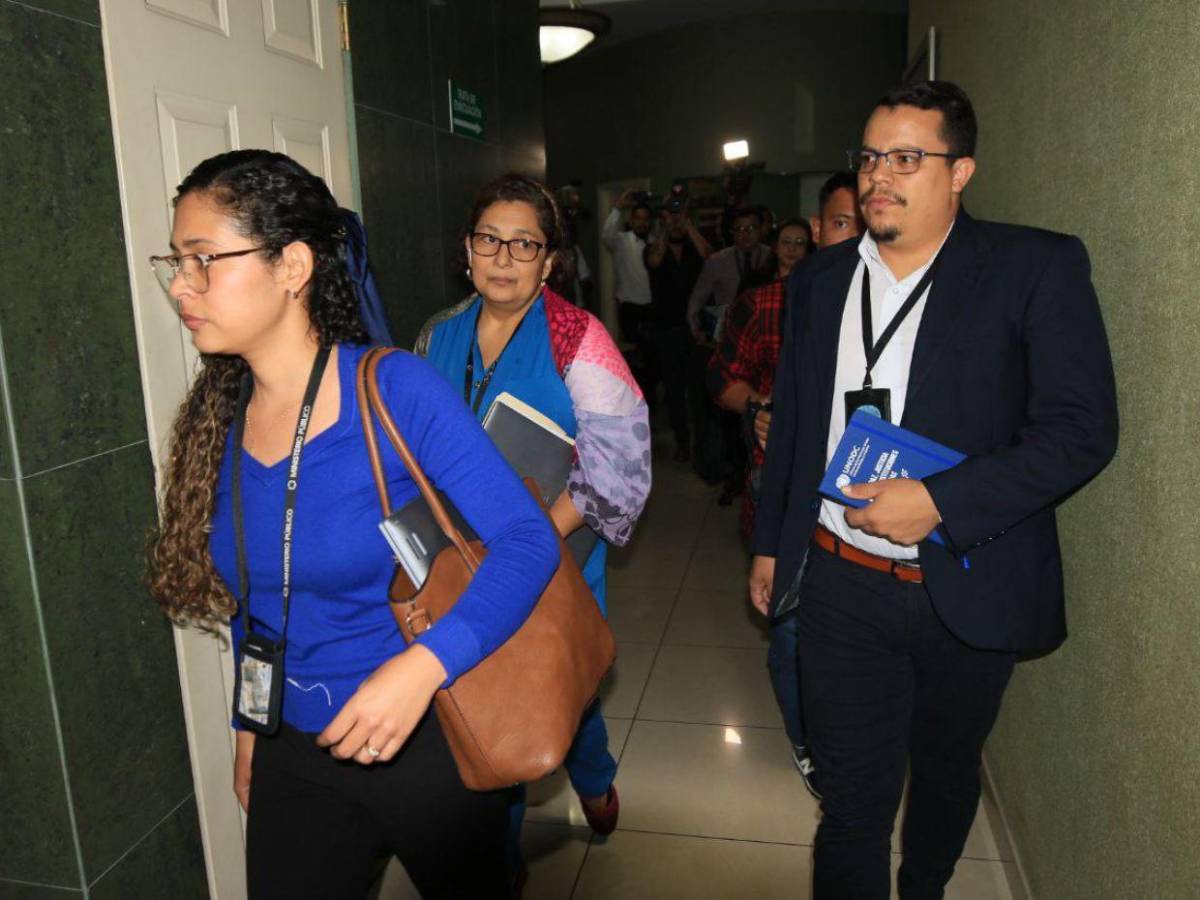 Líderes y simpatizantes liberales y nacionalistas llegan a respaldar a consejeras del CNE Líderes y simpatizantes liberales y nacionalistas llegan a respaldar a consejeras del CNE