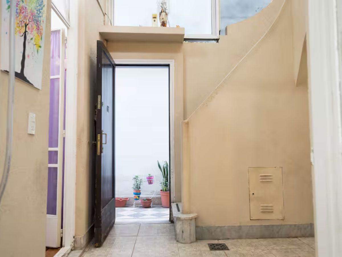 Casa donde nació y creció el papa Francisco; creyentes se persignan y se toman fotografías Casa donde nació y creció el papa Francisco; creyentes se persignan y se toman fotografías