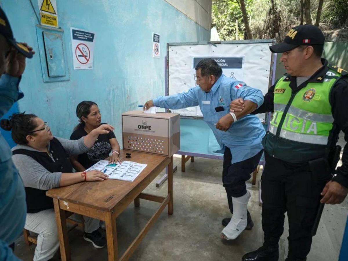 Caos electoral en Perú: denuncias de fraude y votos extraviados