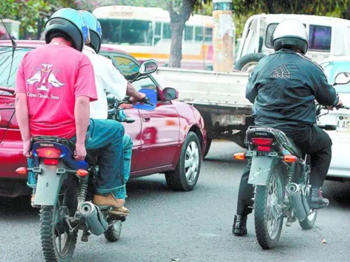 ¿En qué municipios prohíben la circulación de dos hombres en moto y cuáles son sus multas?