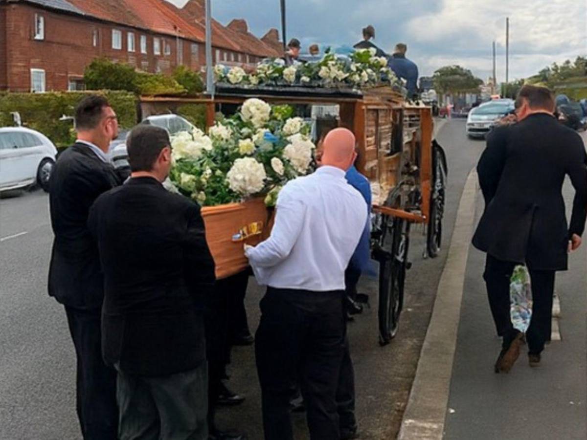 Hombre murió de un paro cardiaco mientras cargaba el ataúd de hijo en Inglaterra