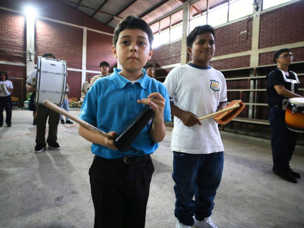 Banda marcial del Instituto Superación San Francisco afina su ritmo para los desfiles patrios