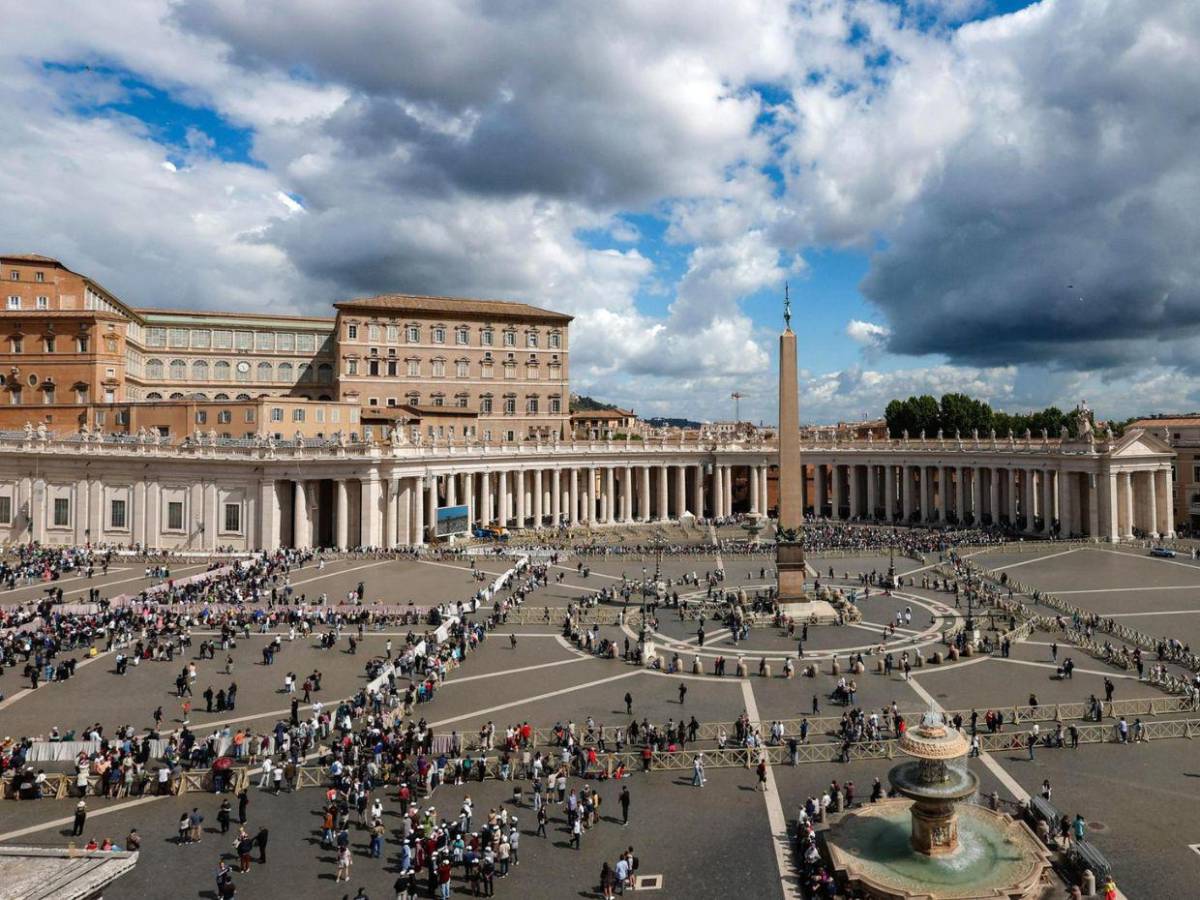 Imágenes de los fieles en el segundo día de cónclave