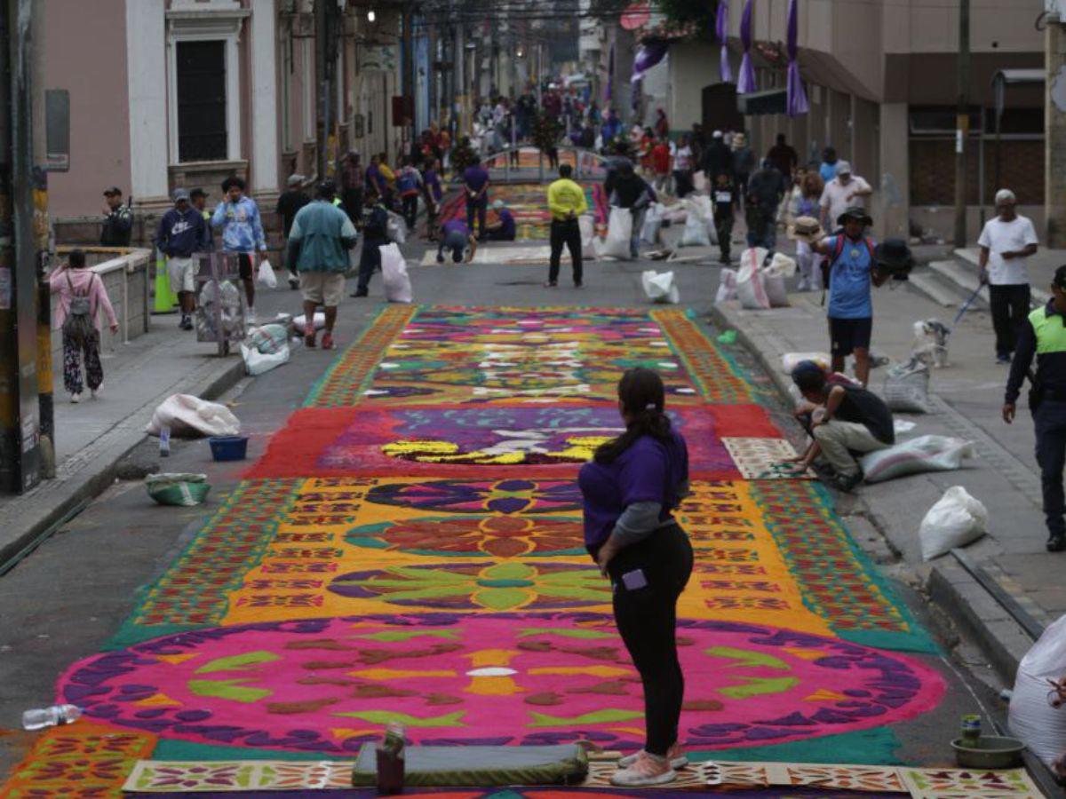 Este 2024, las alfombras se colocaron en la avenida Colón.