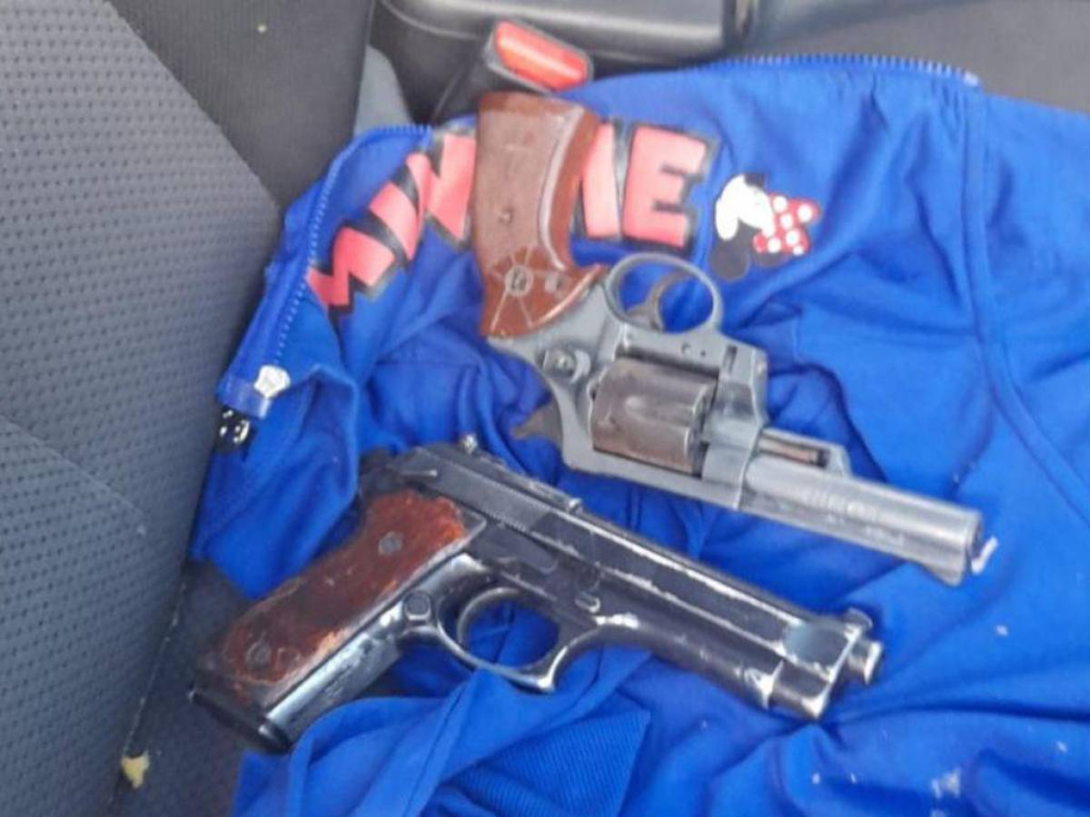 Las armas de fuego fueron encontradas al interior del vehículo donde se conducían los supuestos secuestradores.