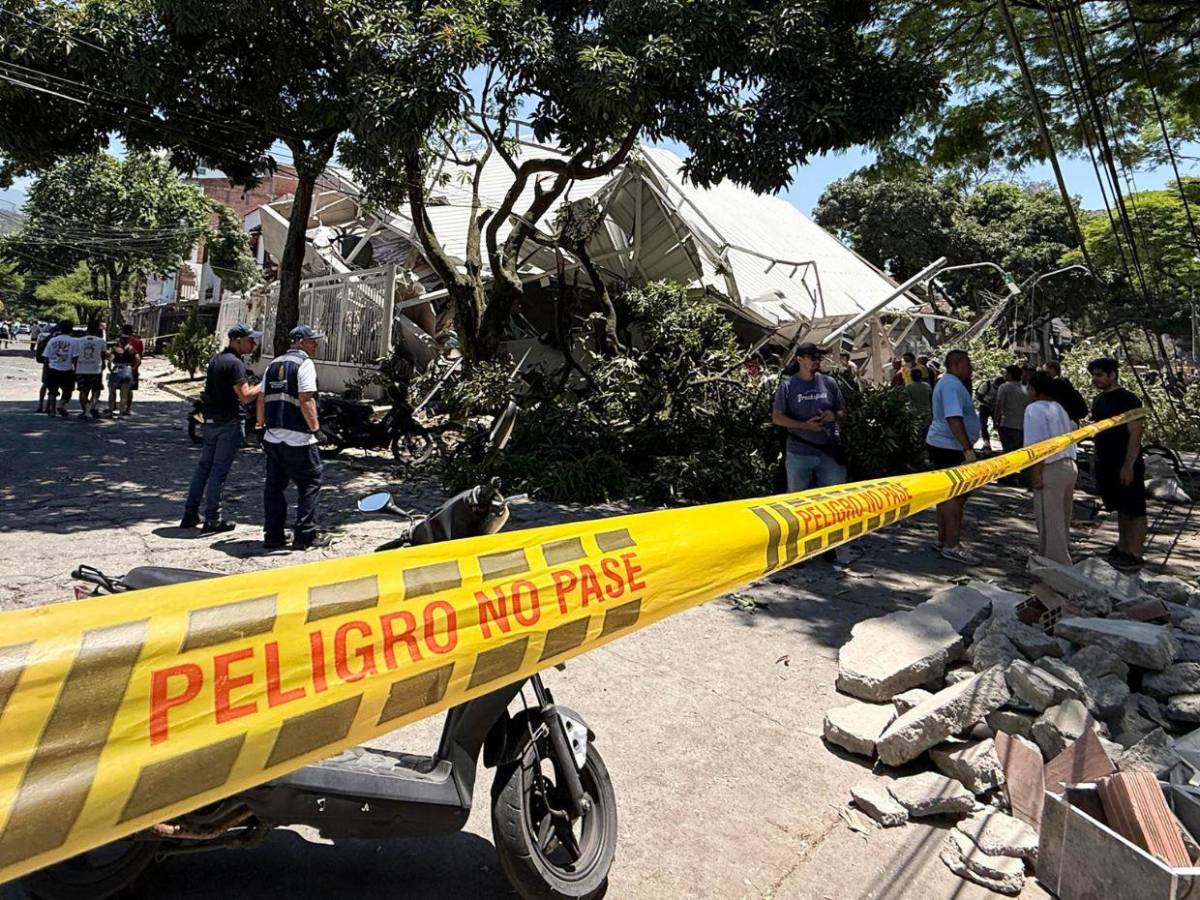 Halló la casa deshecha: Madre busca a su hijo entre escombros tras terremoto que sacudió a Colombia