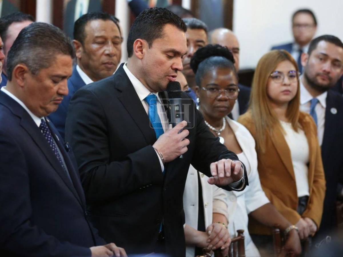 Caídas, empujones y humo: así se vivió aprobación de denuncia para juicio político a Johel Zelaya