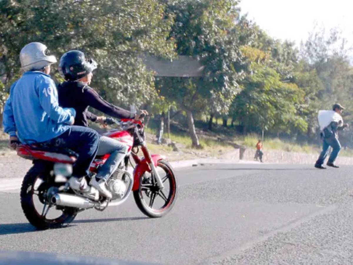 ¿En qué municipios de Honduras está prohibido que dos hombres circulen en una motocicleta?