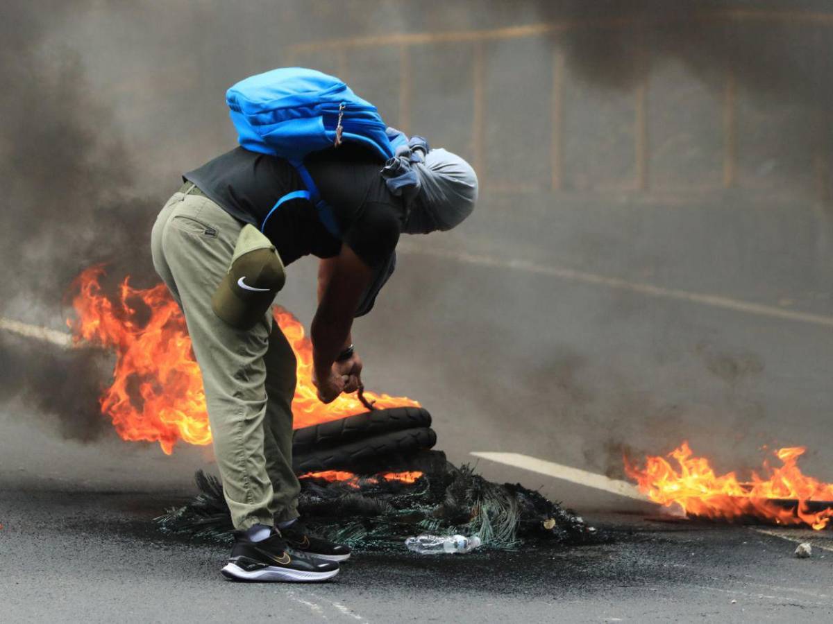 Parálisis del CNE, violencia frente al Infop y denuncia de golpe: tres semanas de crisis electoral