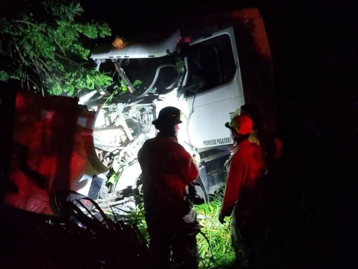 Contra una casa impactó la rastra: momento en que Joel Castillo murió en un accidente en Cortés