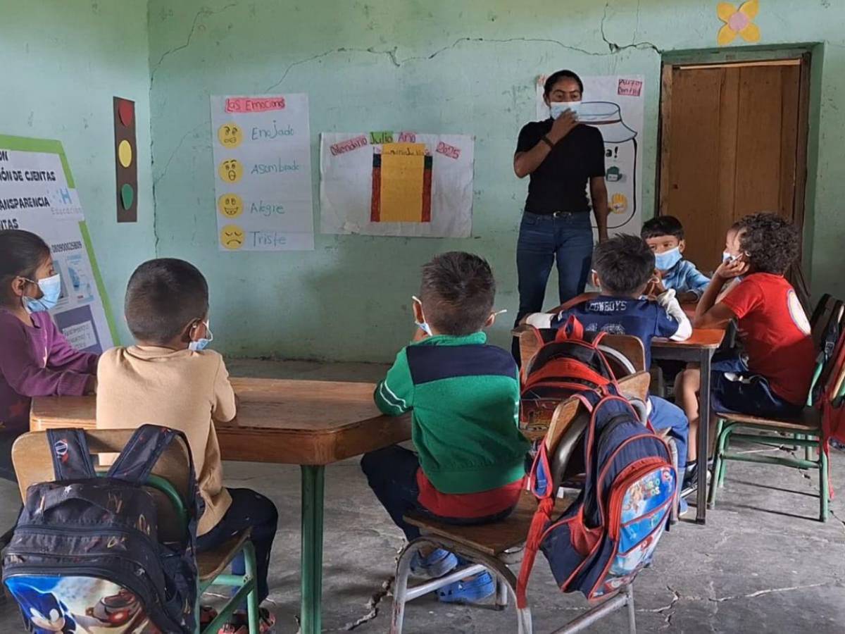 Maestra expuso precariedad educativa con pago de L1,000 al mes: Carmen habló por todas