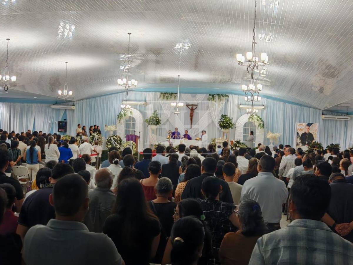 Feligreses se despiden de monseñor Teodoro Gómez en su velatorio en Choluteca