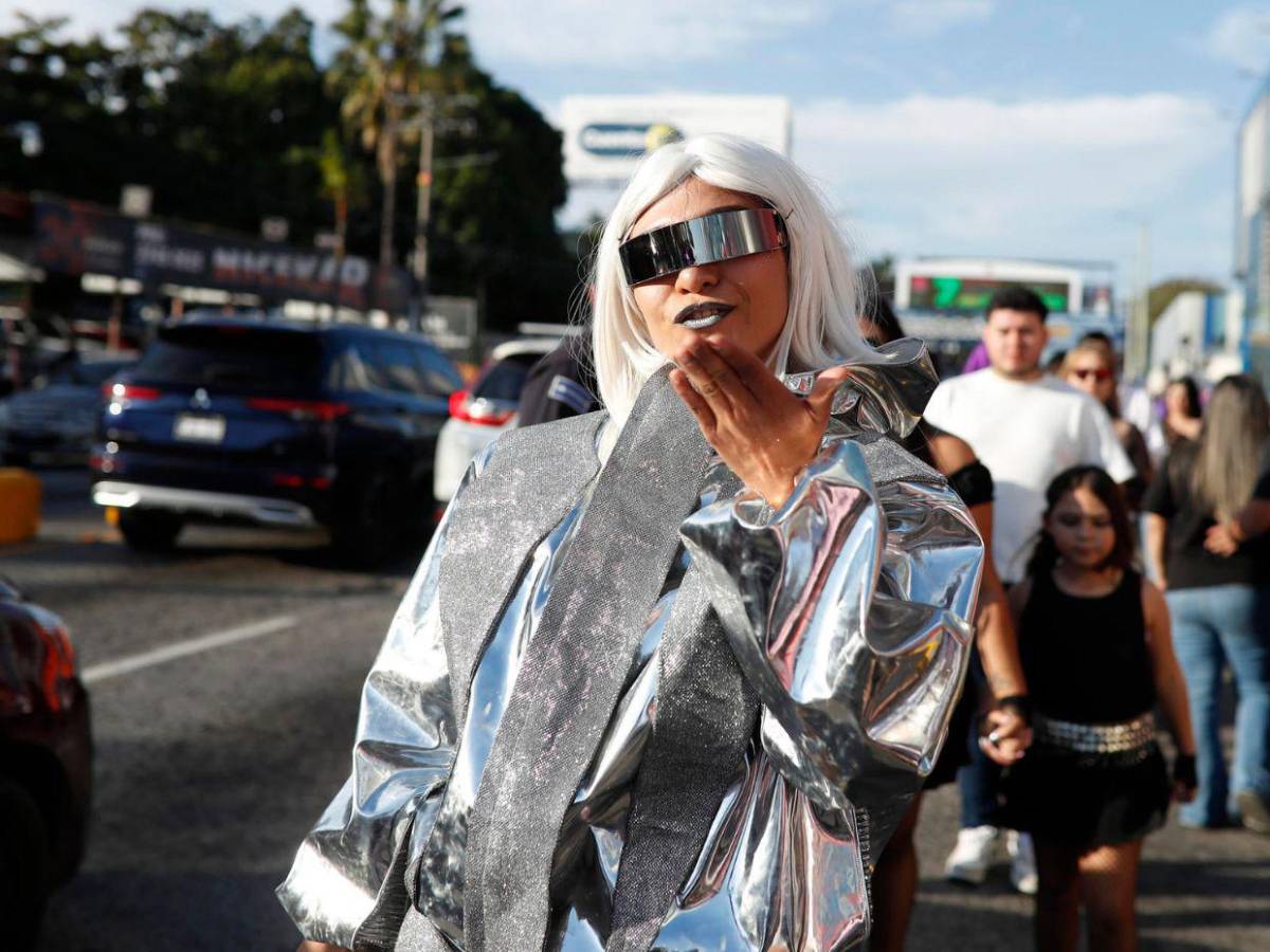 Pelucas moradas y látex negro: así esperan los centroamericanos a Shakira en San Salvador