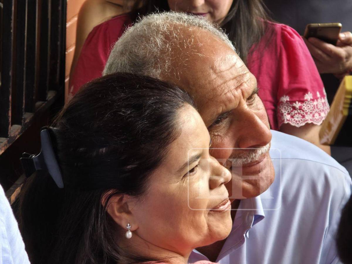 Haciendo fila y tomándose fotos con los votantes: así llegó a votar Nasry Asfura