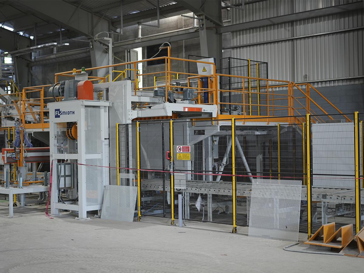 <i>Preservando calidad, sellando confianza: La nueva máquina envasadora de Cenosa, parte esencial de la inversión que garantiza la integridad de cada saco de cemento</i>.