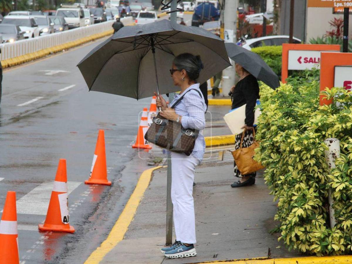 Lluvias intermitentes dejan calles mojadas y tránsito lento en Tegucigalpa