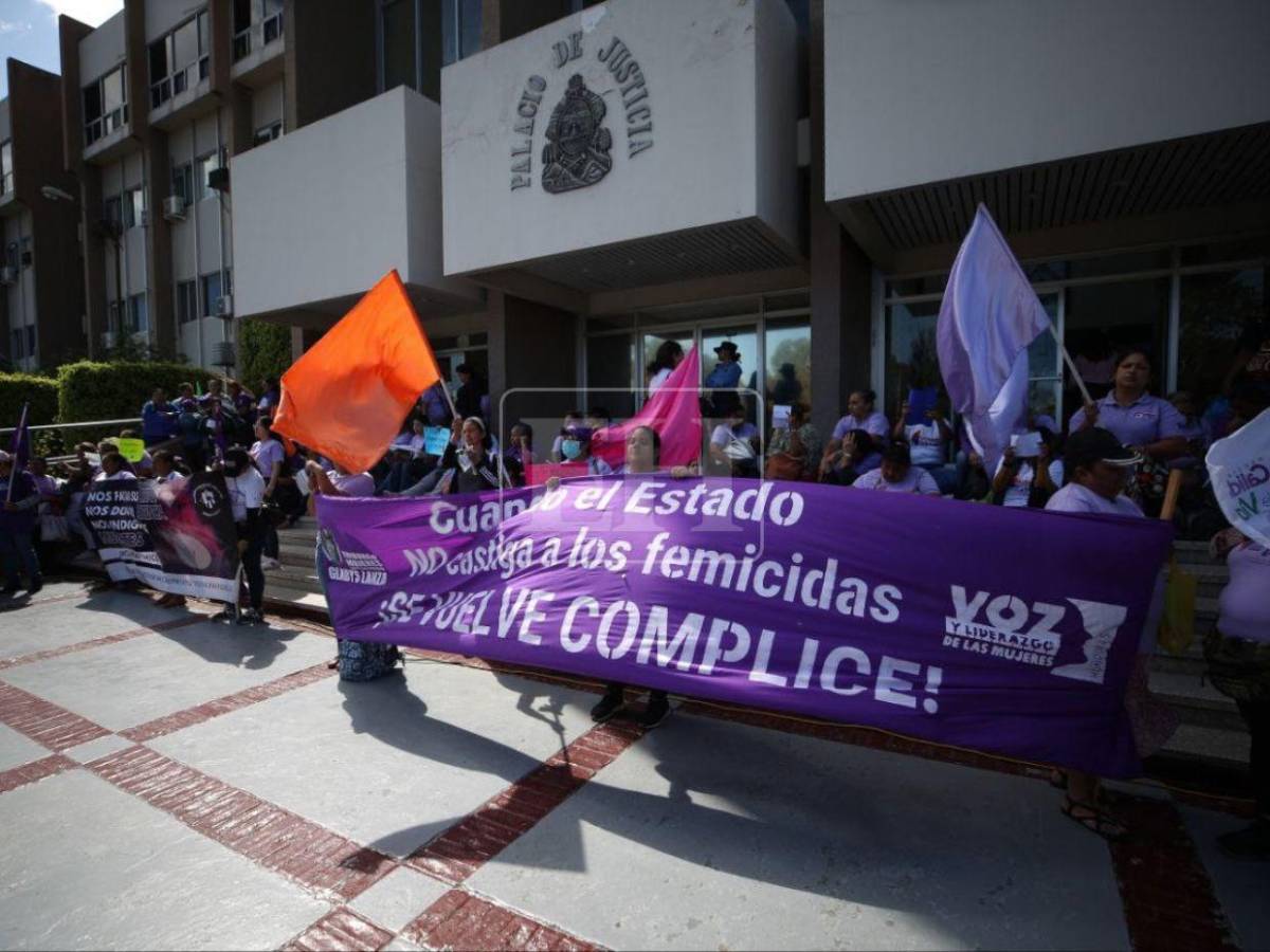 Colectivos feministas exigen justicia en los casos de femicidios frente a la Corte Suprema