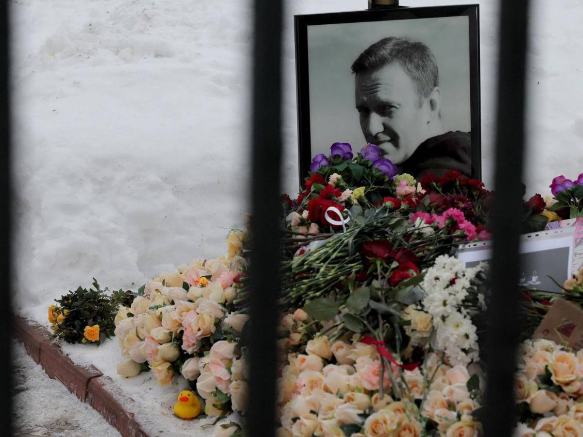 Rusos desafían al Kremlin con un tributo floral en la tumba de Alexéi Navalny