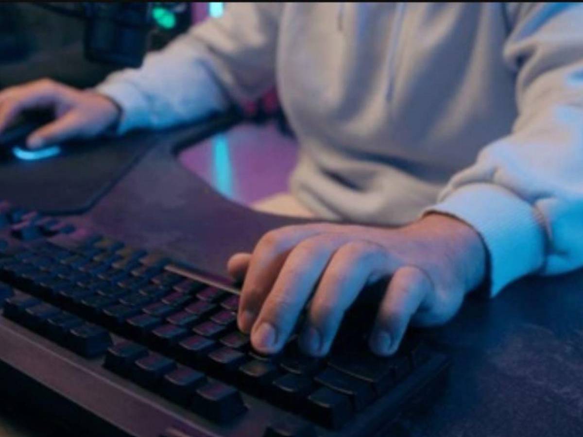 Adolescente roba miles de dólares a sus padres para donar a streamers en China