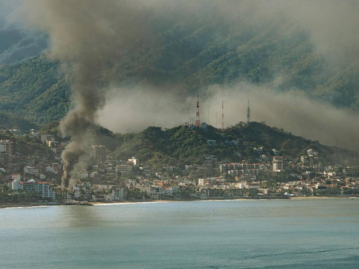 El caos que vivió por 12 horas Puerto Vallarta tras caída de El Mencho
