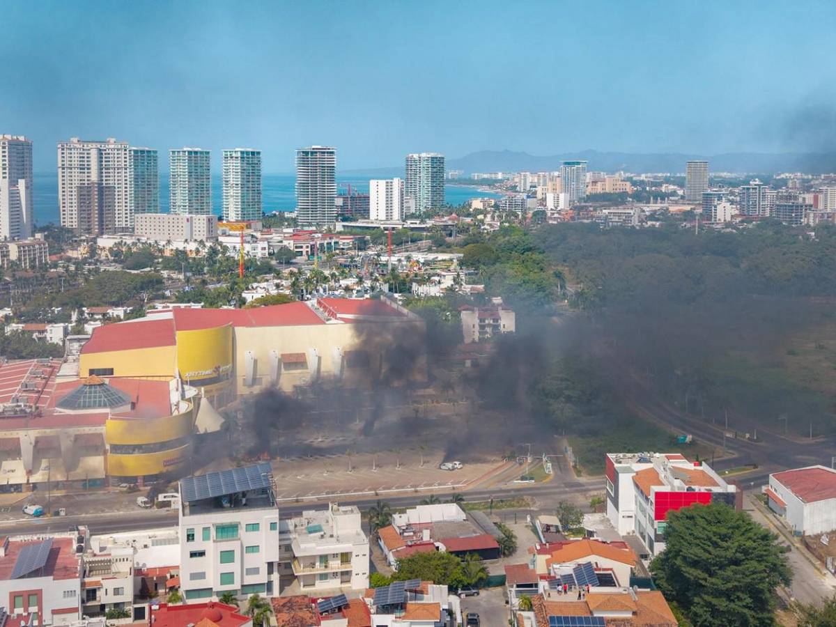 El caos que vivió por 12 horas Puerto Vallarta tras caída de El Mencho