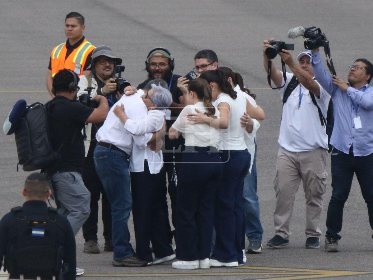 El esperado beso que Ana García le dio a Juan Orlando Hernández tras su regreso a Honduras